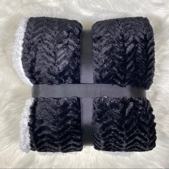 ⭐️SALE⭐️Black Herringbone Micromink Sherpa - Picture 2 of 3